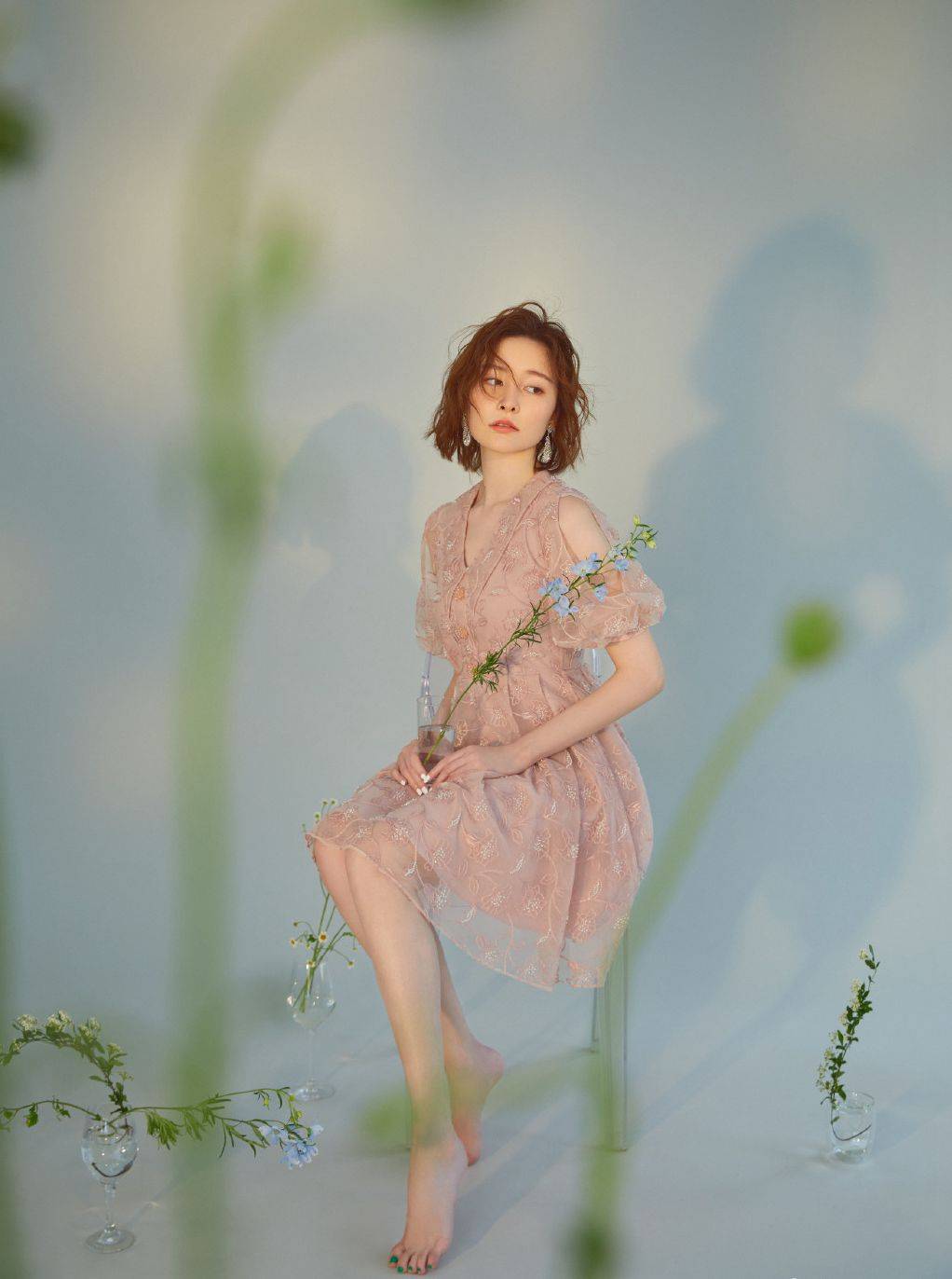 崔心心晒最新时尚封面写真 大长腿逆天灵气性感