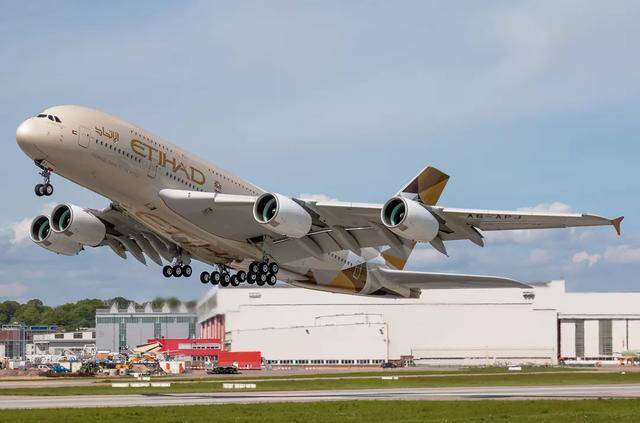而同在阿联酋的另一家土豪航空阿提哈德航空,旗下拥有10架a380客机