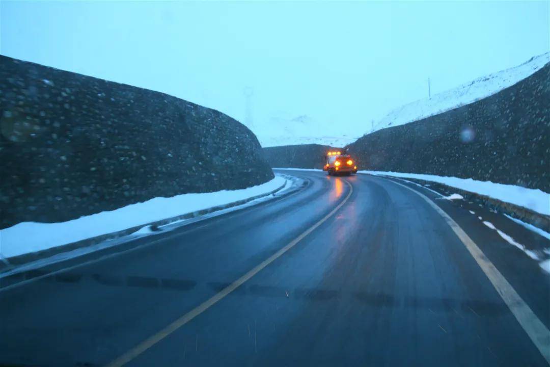 阿克塞县境内出现连续降雪天气 公路部门连夜清雪保障国道215线畅通