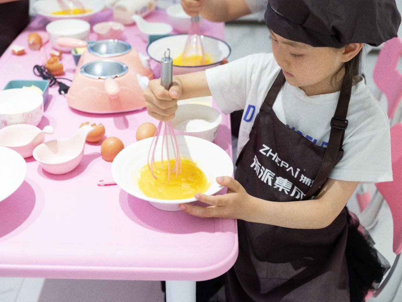 本次课中,高级烘焙师陈老师带领小朋友们一起动手制作了蛋糕棒棒糖,一