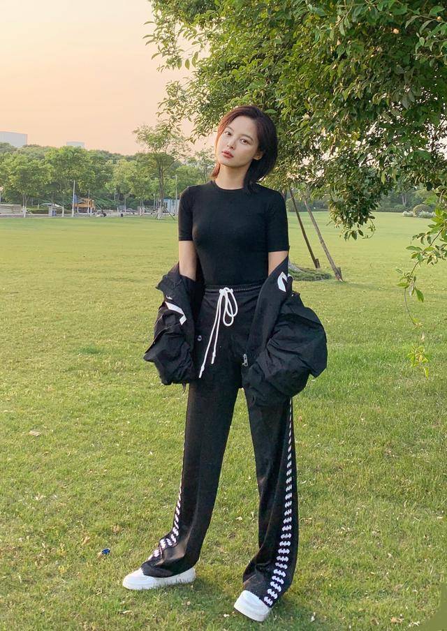 辛芷蕾好酷蓝色晕染小夹克配黑色紧身皮短裤很时尚大包太抢镜