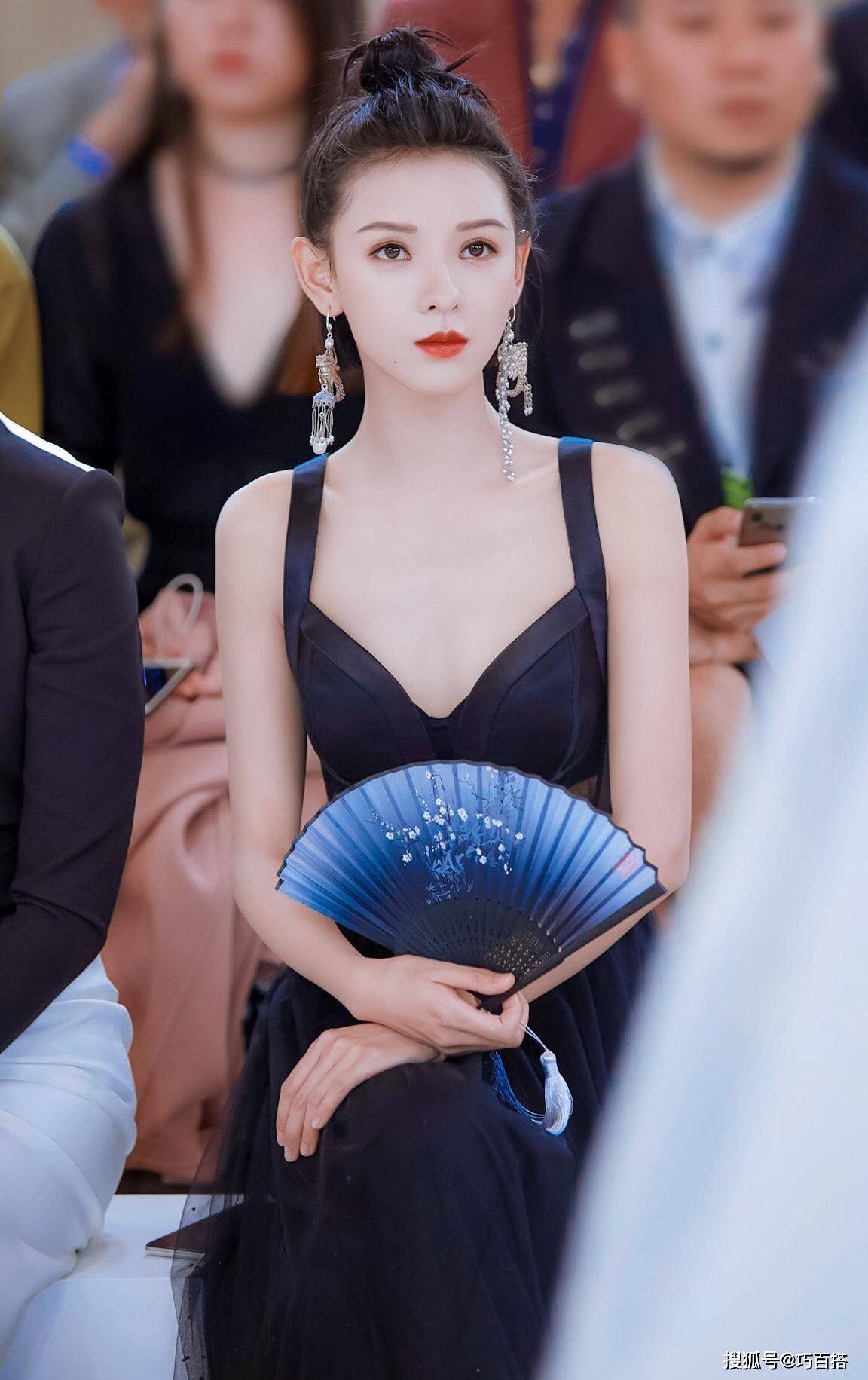 原创腿精张予曦现身机场超短剪裁打造修长美腿性感又气质