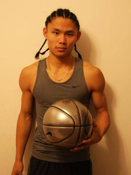 打不上cba不要灰心,打街球也能成名,草根明星年收入也能过百万_吴悠