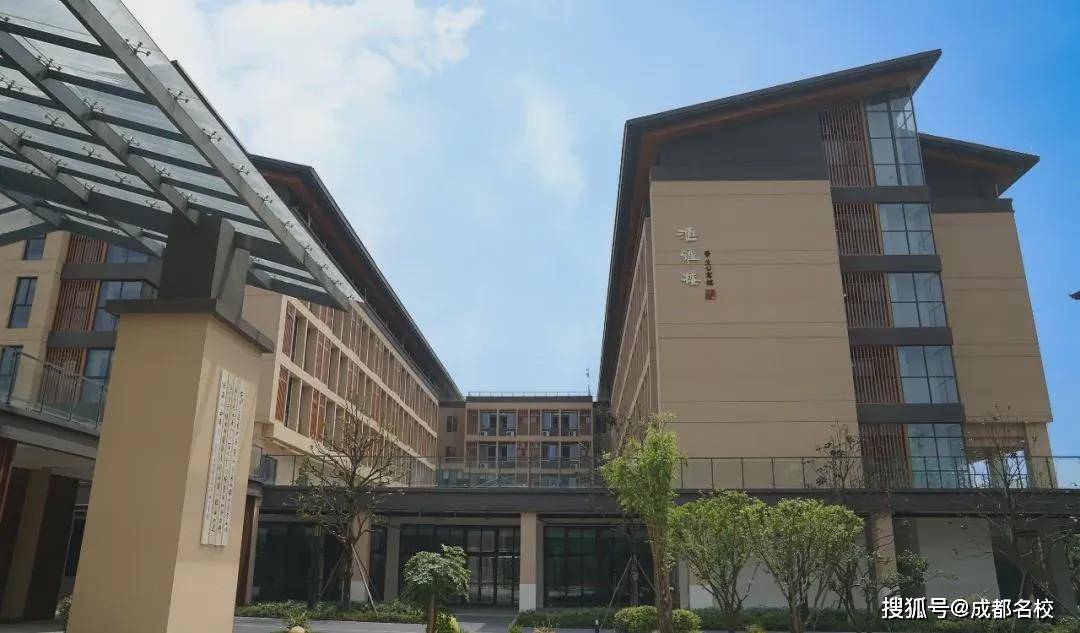 子云亭隔而不隔,彰显中华文化的优雅;"两轴一廊四苑两圃"的书院式建筑