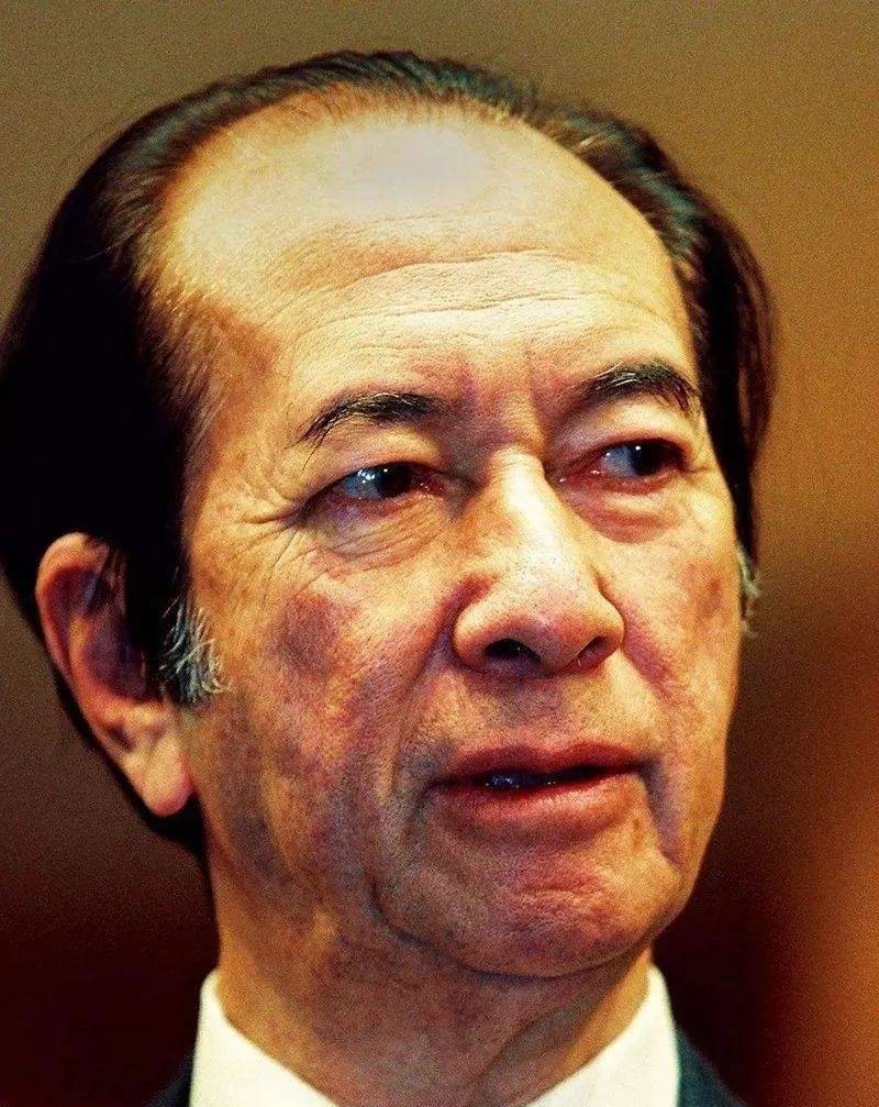 原创98岁赌王何鸿燊去世,二房长女控大局,生下长孙奚梦瑶依旧排不上名