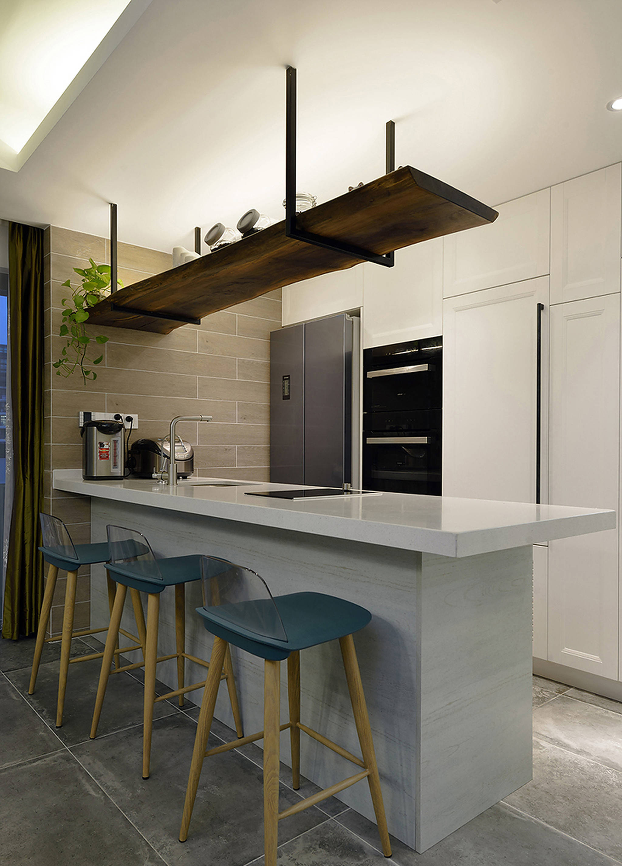 餐厅右侧是大理石吧台,会客时在此处喝酒聊天是十分适宜的.