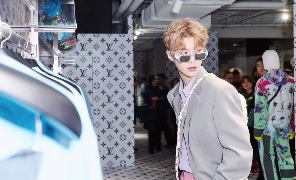 范丞丞上综艺好奢侈,穿外套搬货做菜,罕见戴眼镜差点认不出_手机搜狐