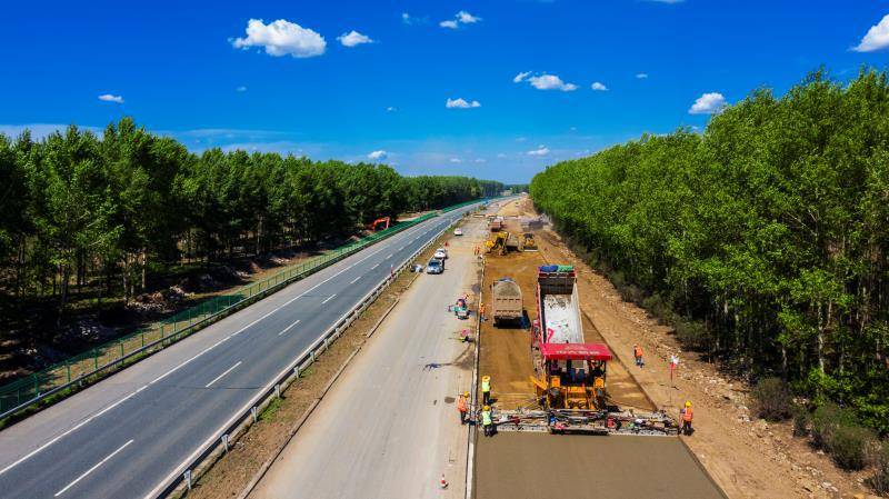 黑龙江省首条高速公路四改八项目京哈高速3 4 3工程跑出加速度