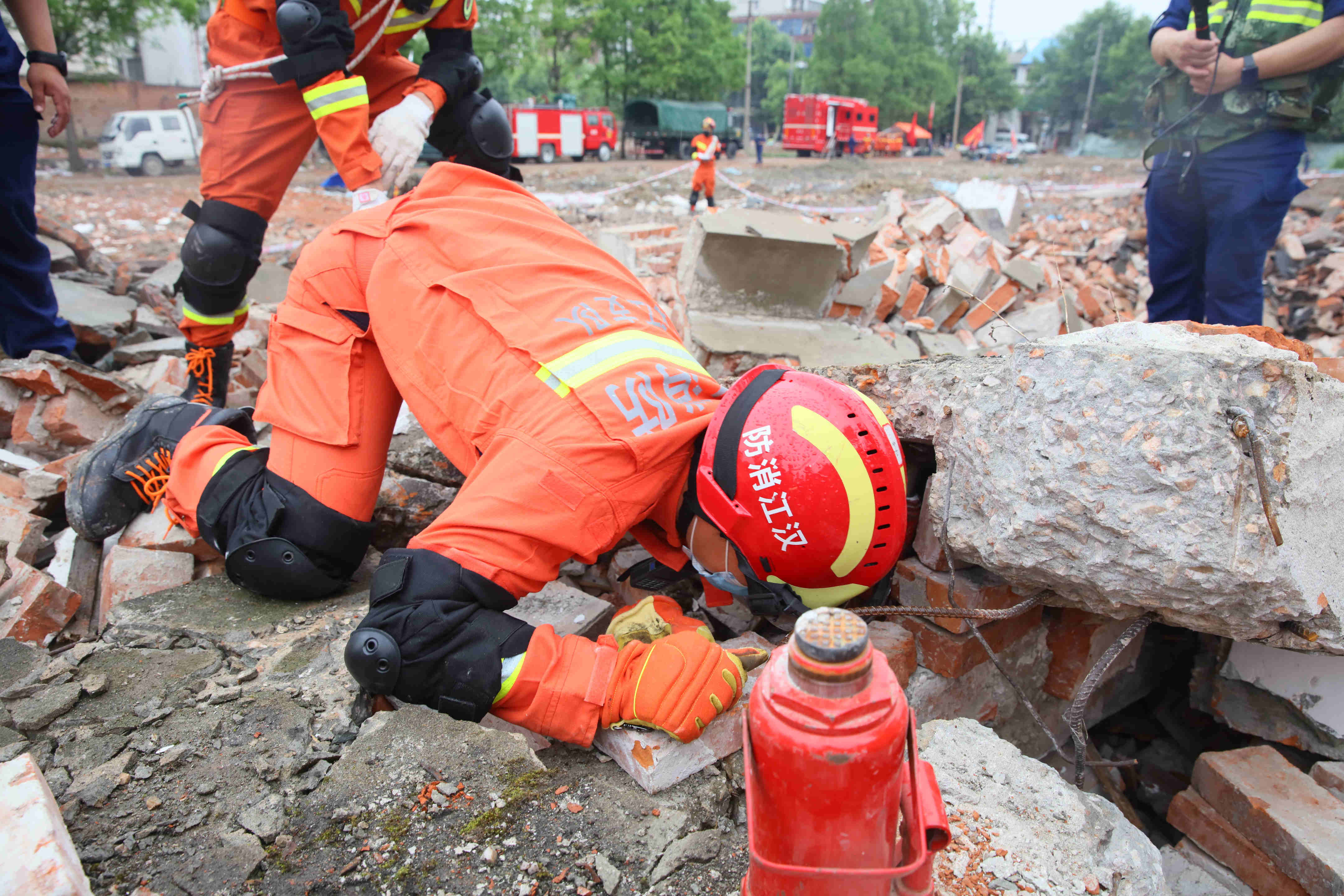 作为抗震救灾的一员,我们任务艰巨,使命光荣,责任重大.