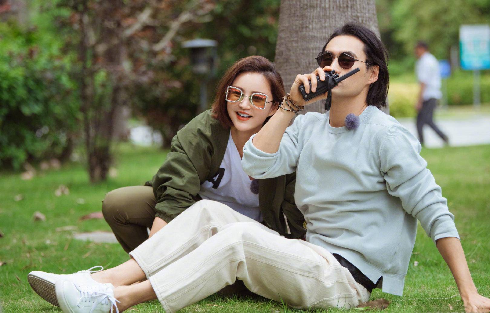 原创袁弘夫妇挖掘机上拍大片,穿纯色系简约养眼,同款发型超有夫妻相