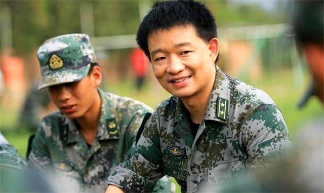 老班长小曾晋升大校军中绿花永不老士兵本色从未变