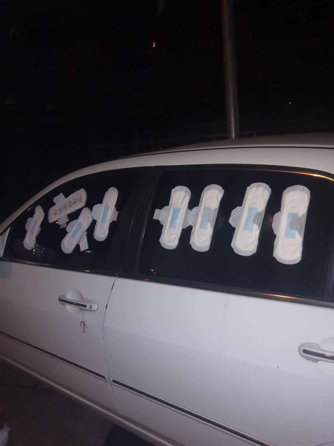 大连一私家车一夜之间被贴满卫生巾 上书:占车位留电话