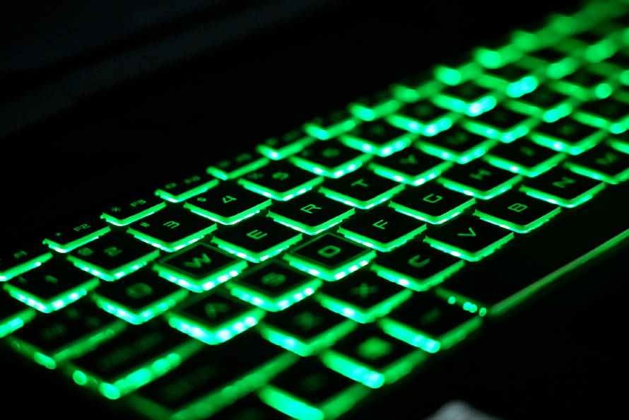 c面键盘透露着浓厚的"环保"气息,按键侧面均匀漆上一层靓丽的绿色漆面