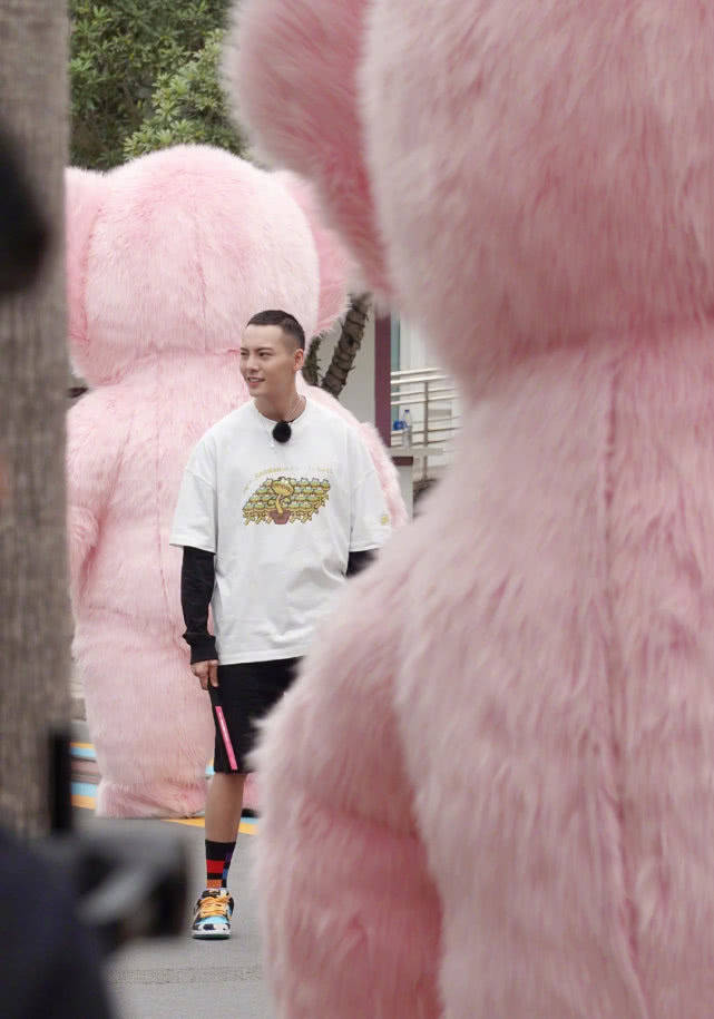 陈伟霆寸头现身节目现场,白t恤配黑短裤,造型饱满少年味十足