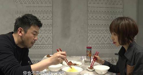 下图是雷佳音请鲁豫吃饭画面,之所以会来这种地方吃饭,主要原因是找回