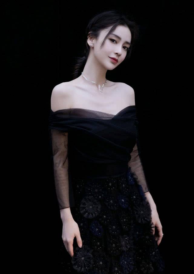 都说杨颖的素颜很黑,当她穿上黑色长裙搭配精致妆容,白得发光!