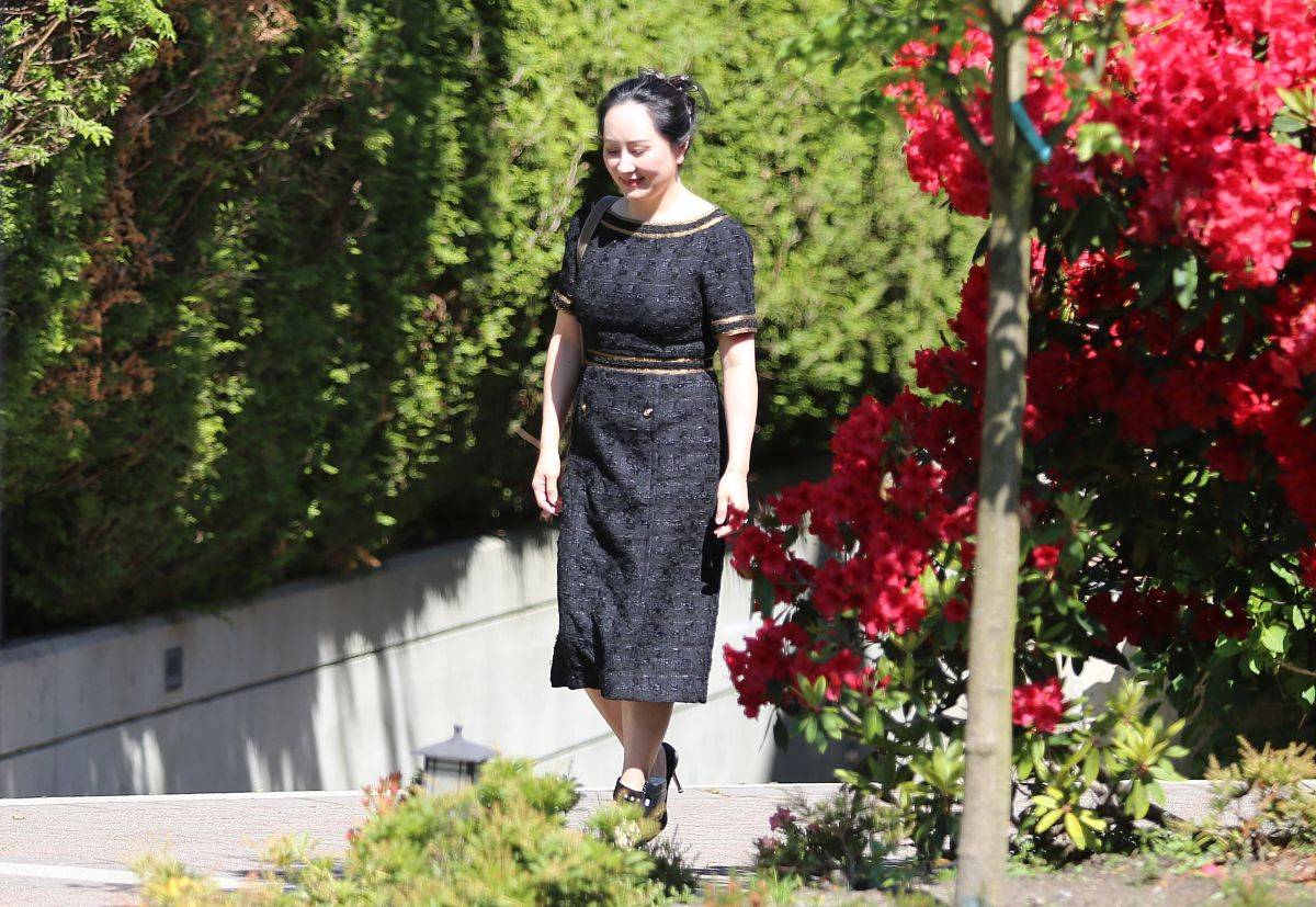 孟晚舟不愧是华为千金穿黑色裙端庄大气不能获释也不能丢气场