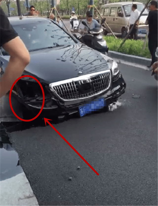断轴的迈巴赫s级机油洒一地右前轮断裂车损达6位数