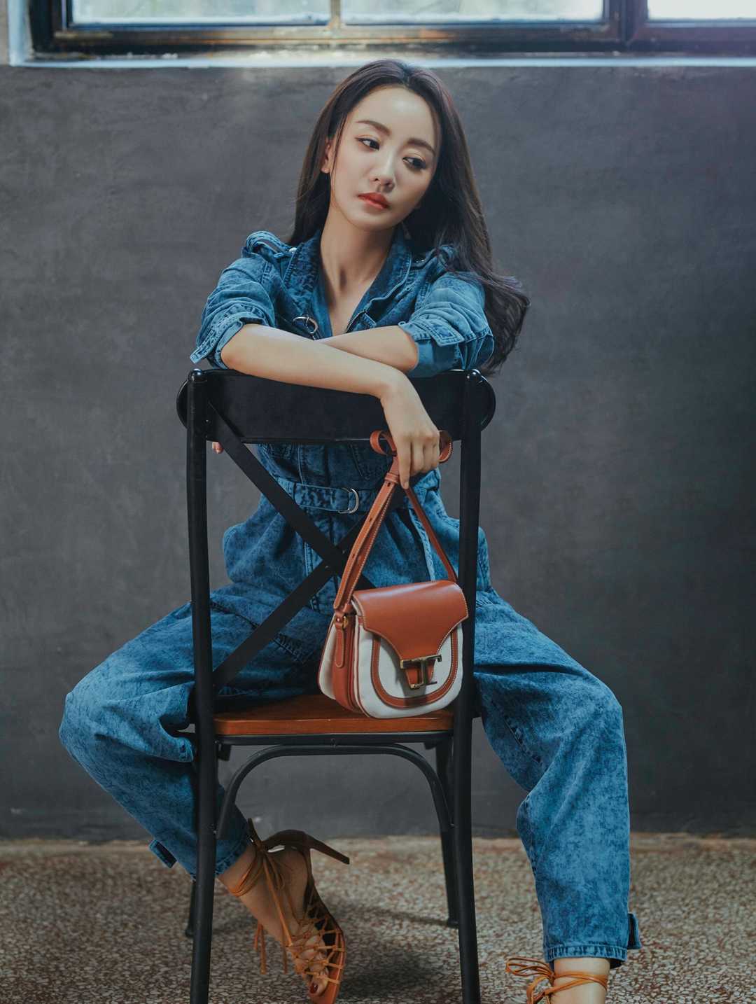 38岁杨蓉不显老,穿牛仔连体裤休闲风格满满,穿出了18岁的少女风_部分