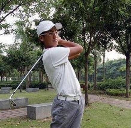 在众多运动中,田宇最擅长的还是高尔夫,他在12岁时就独自离京赴深圳上