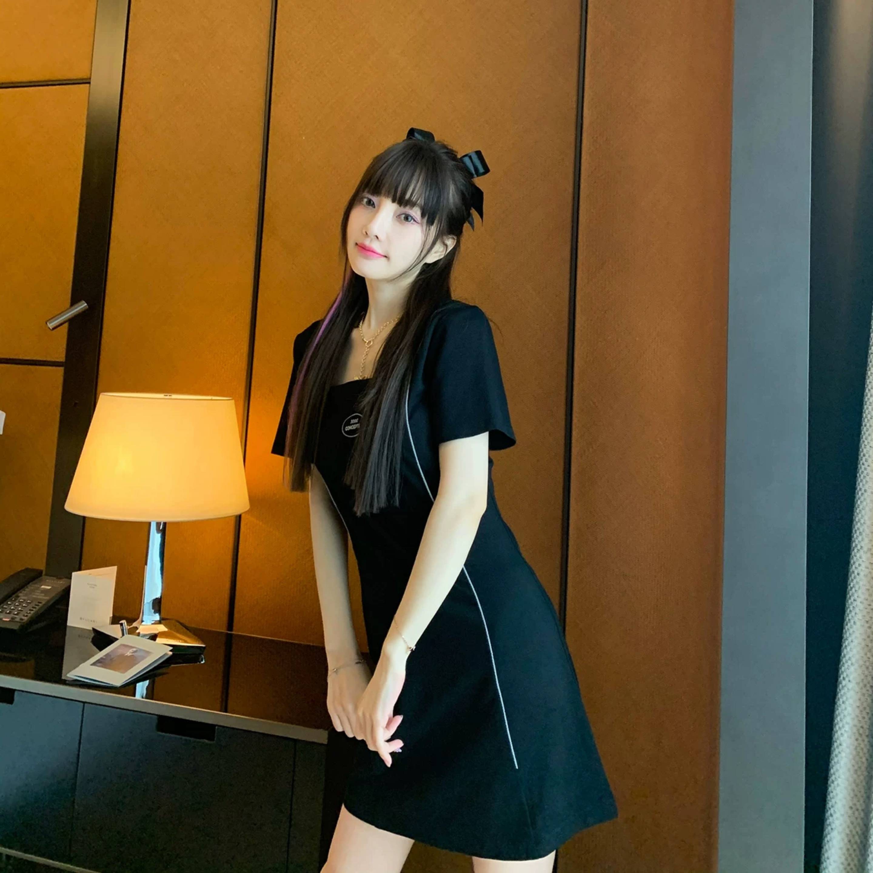 pgone国外生活潇洒,凹造型耍酷,李小璐一袭黑裙嘻哈范儿十足!