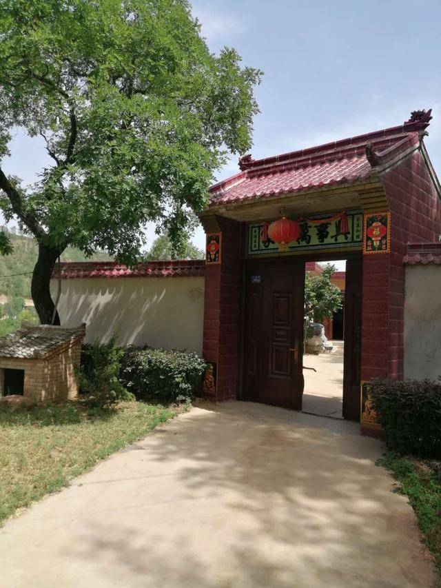 就是甘肃平凉崆峒区峡门乡二沟一社,我们是张姓人家, 也叫何家庄,因