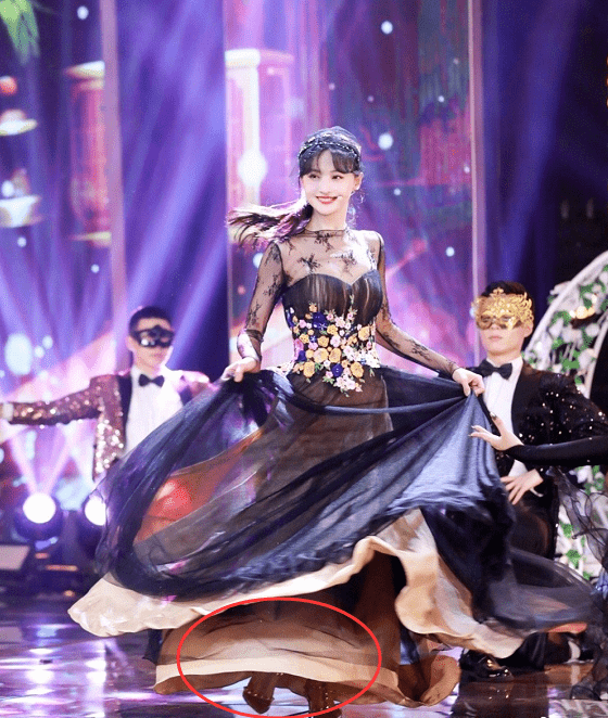 郑爽穿黑纱礼裙跳舞,动作优美转圈时暴露鞋跟,网友:注意安全