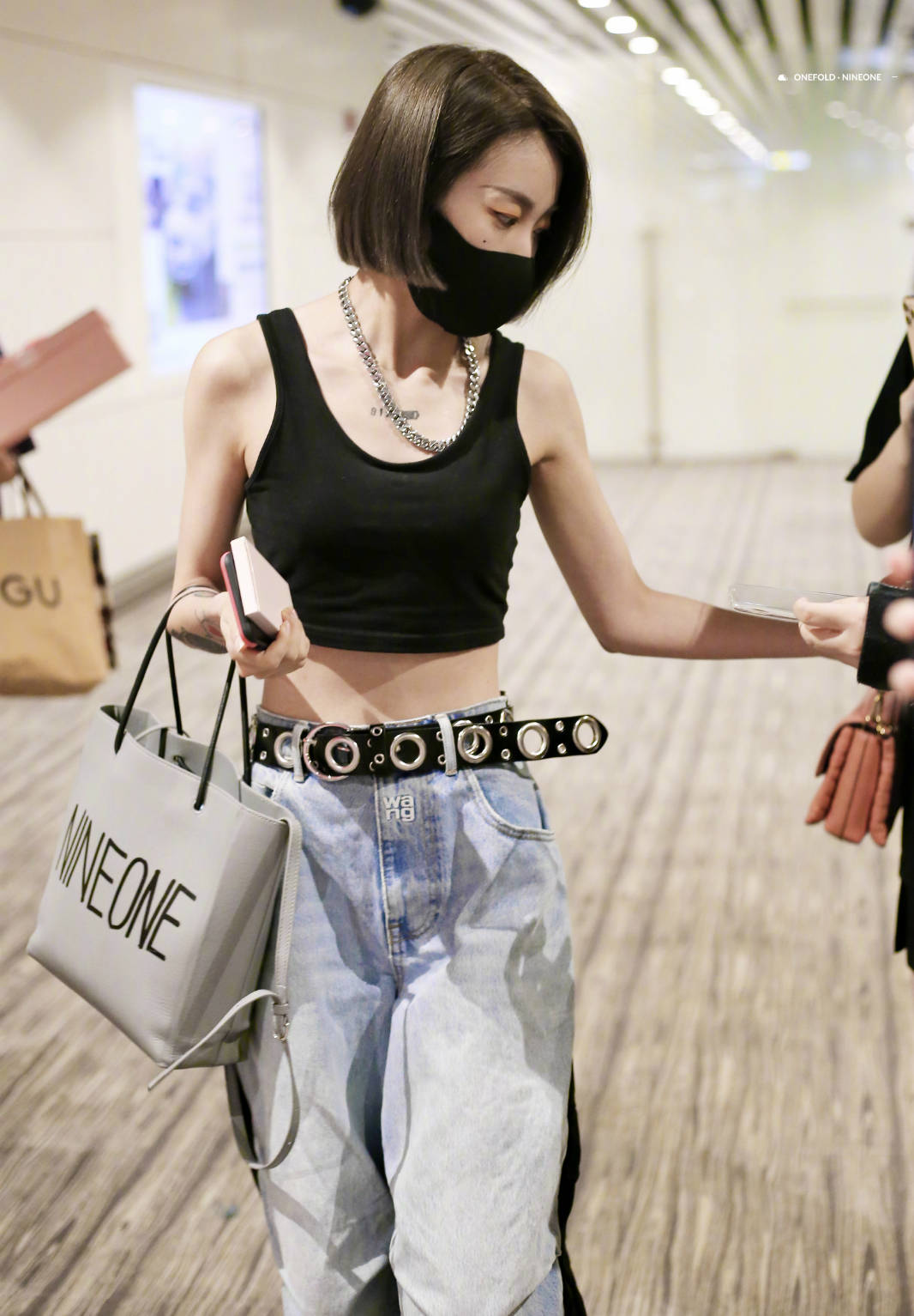 手臂细到没有一丝多余的赘肉,腰上还有若隐若现的马甲线,简直不要太