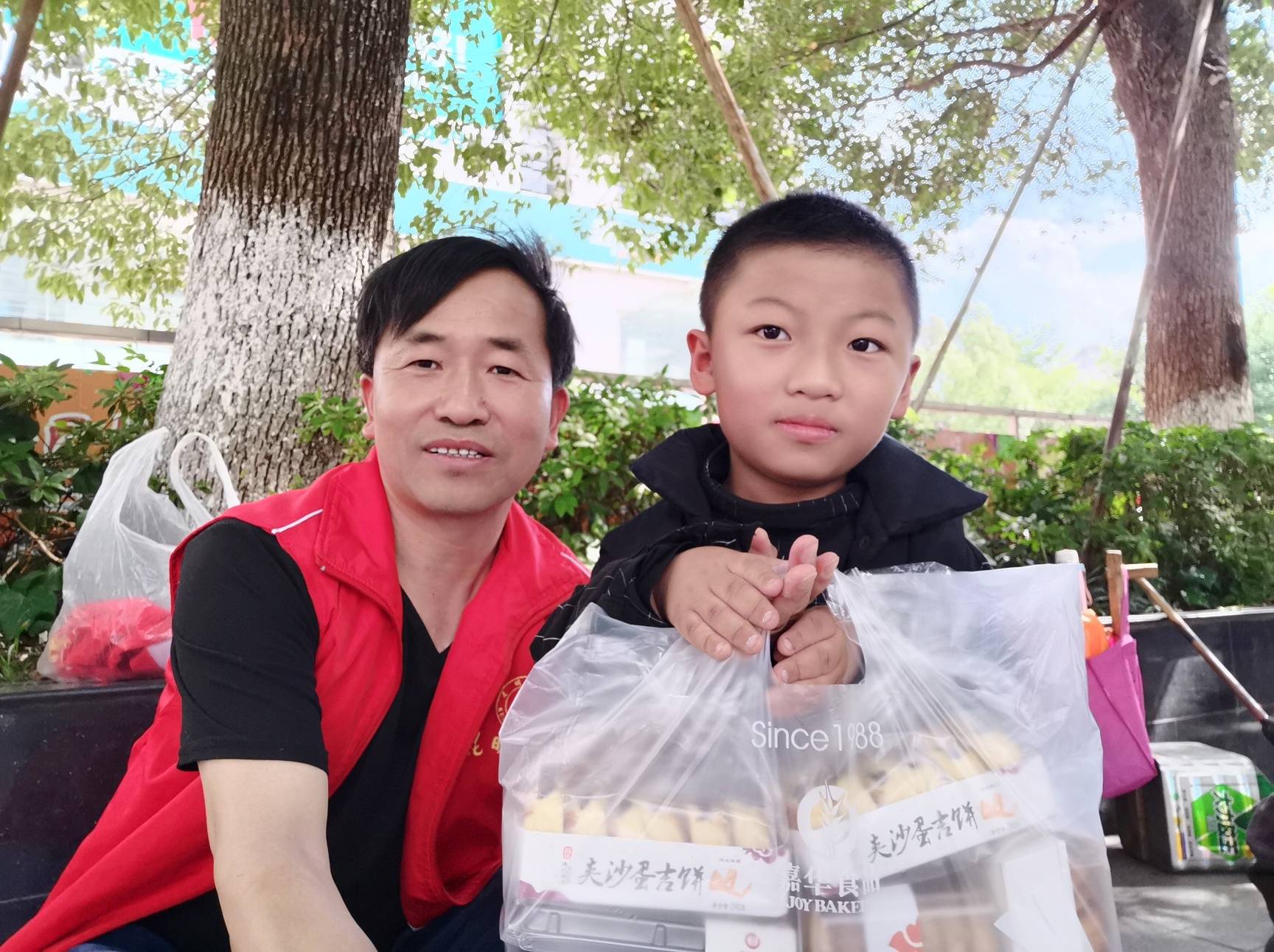 昆明之美陪流浪儿童过节