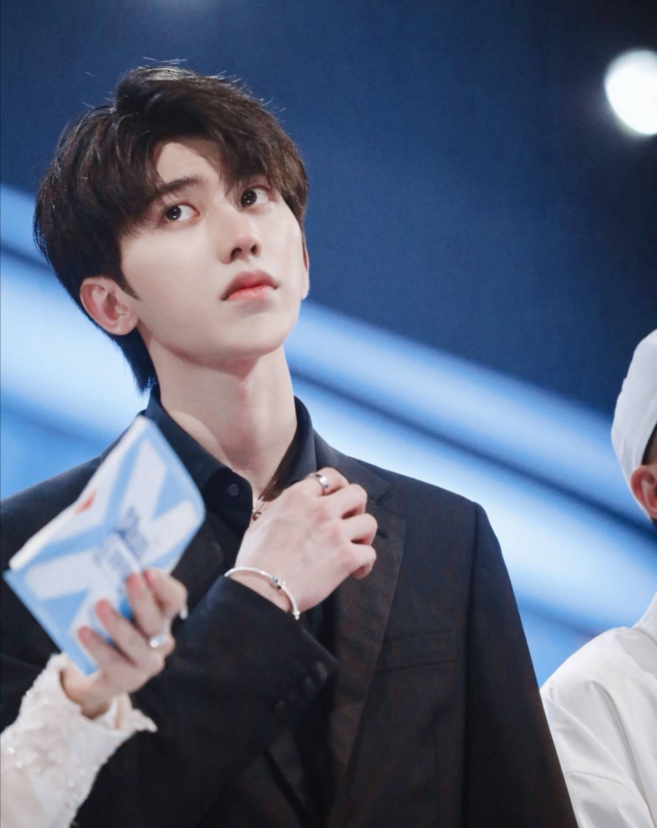 青春有你2录制结束蔡徐坤眼含热泪画面让人感动