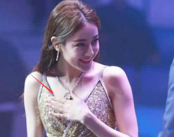 原创迪丽热巴走到哪都捂着胸口这次却忘了不捂的时候真美