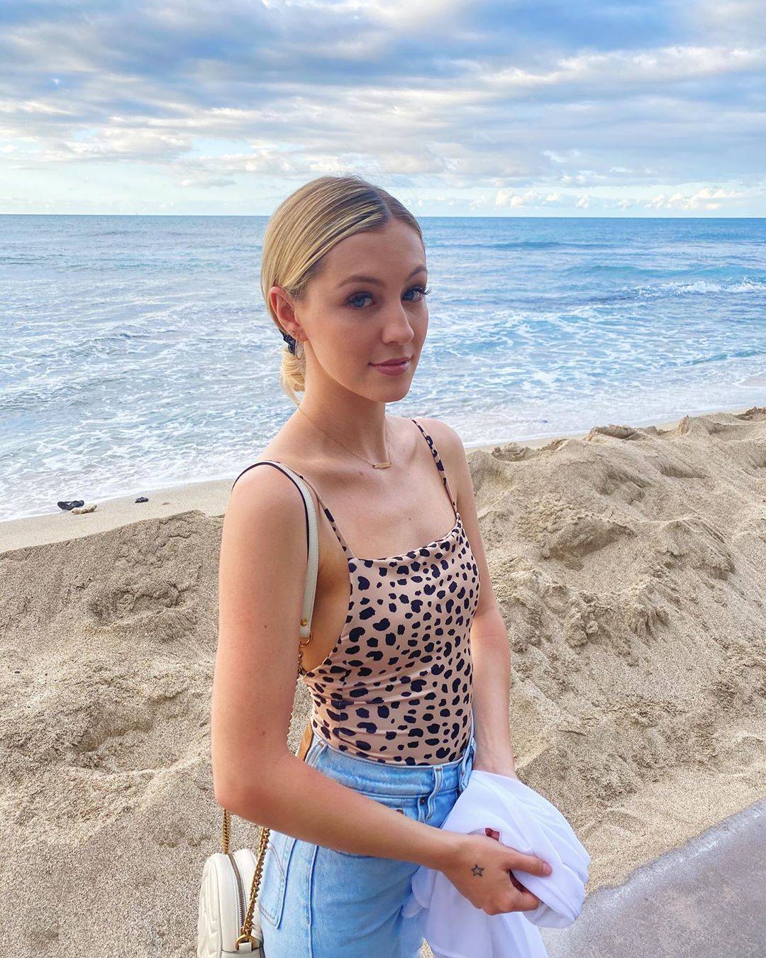 艾娃桑博拉发布了一张照片她用高学位的成就堵住了他们的嘴