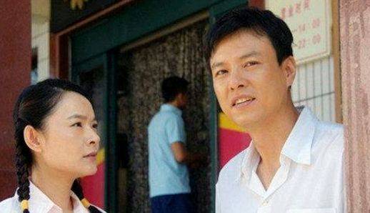 穷得借钱上学,自卑不敢与女生说话,终凭一剧走红,妻子是圈外人_朱铁