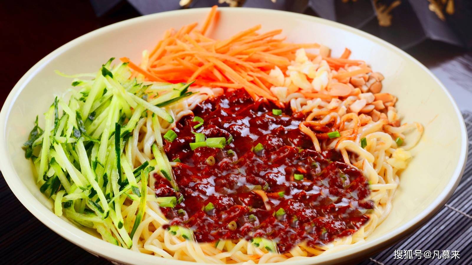 炸酱面的家常做法最接地气的最实用的炸酱拌面拌黄瓜更好吃