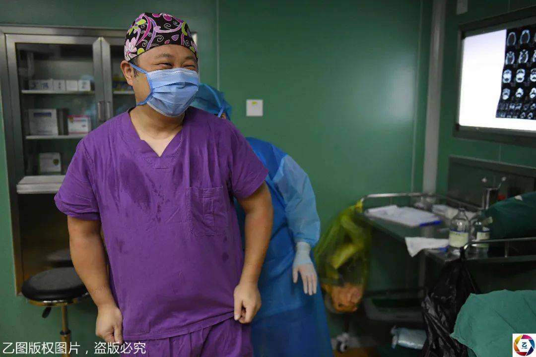 隆胸男医生十年为千余女子手术,有明星和大学生,还有网红主播