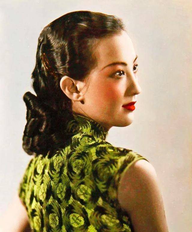 周璇是民国时期娱乐圈里的大明星,她的歌声和电影在