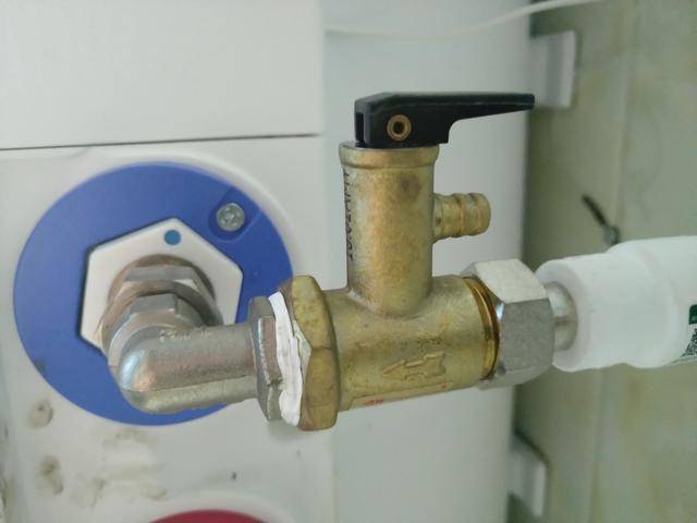 反过来看也是一样:当泄压阀在滴水或者排气时,就代表热水器内部的压力