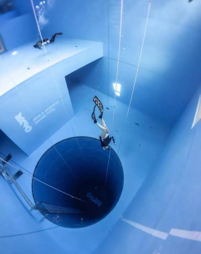 亚洲最深泳池,跳下去就是"10层楼深渊",刺激!