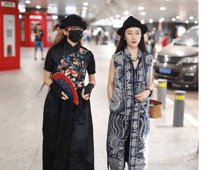 原创杨丽萍徒弟水月官宣和同性女友结婚婚礼现场双方爸爸拥抱太感人