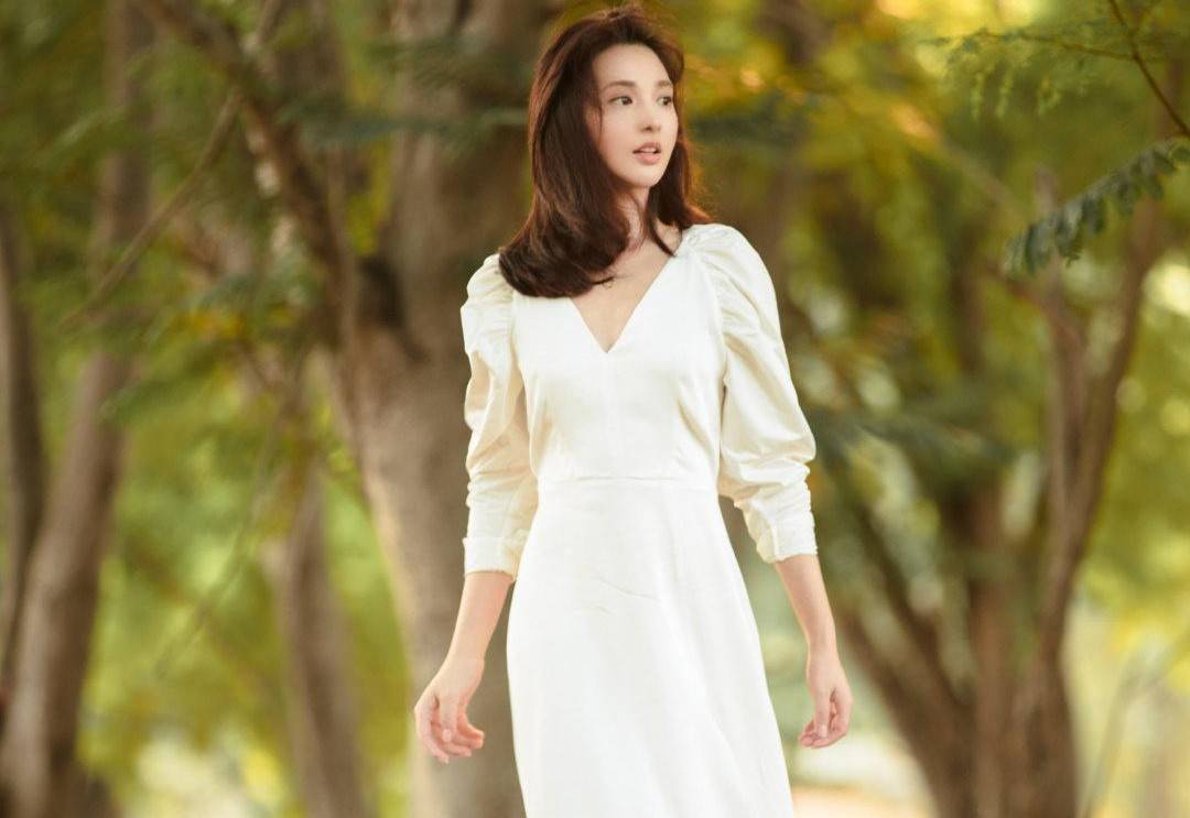 原创 夏天颜值担当的单品,仙气十足的白色连衣裙,清新时尚显瘦又有范