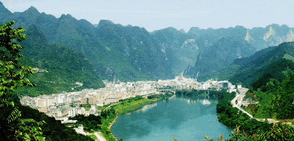 天峨县是河池市的一个贫困县,位于河池的西北部,目前县内没有高速公路