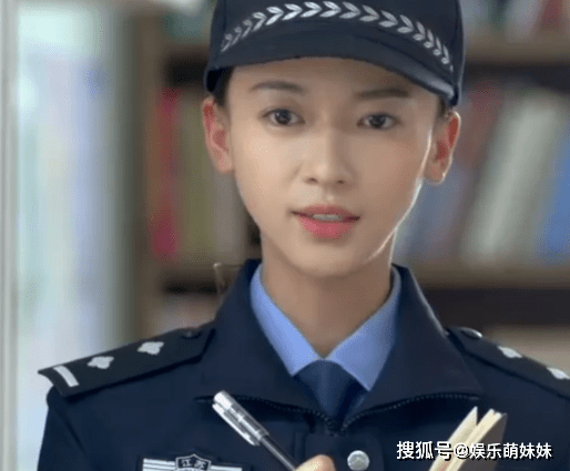 被吴谨言的"警服照"惊艳了,本以为太瘦撑不起来,结果一眼沦陷