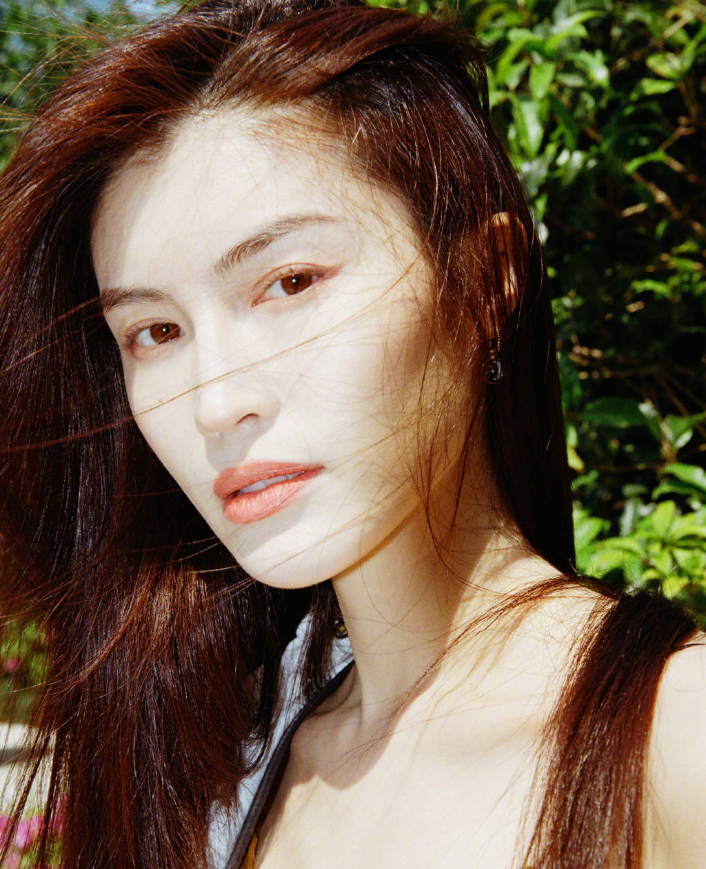 何穗公园夏日阳光下身穿白色套装时尚街拍