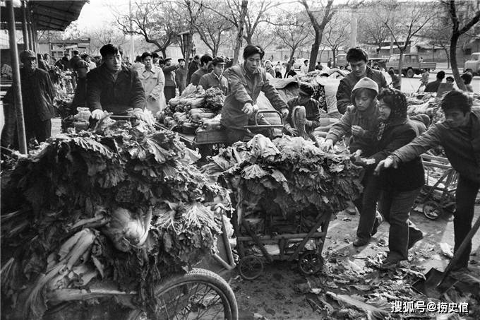 王文澜北京中国美术馆 王文澜拆迁 王文澜1979狄源沧在北京郊区给摄影