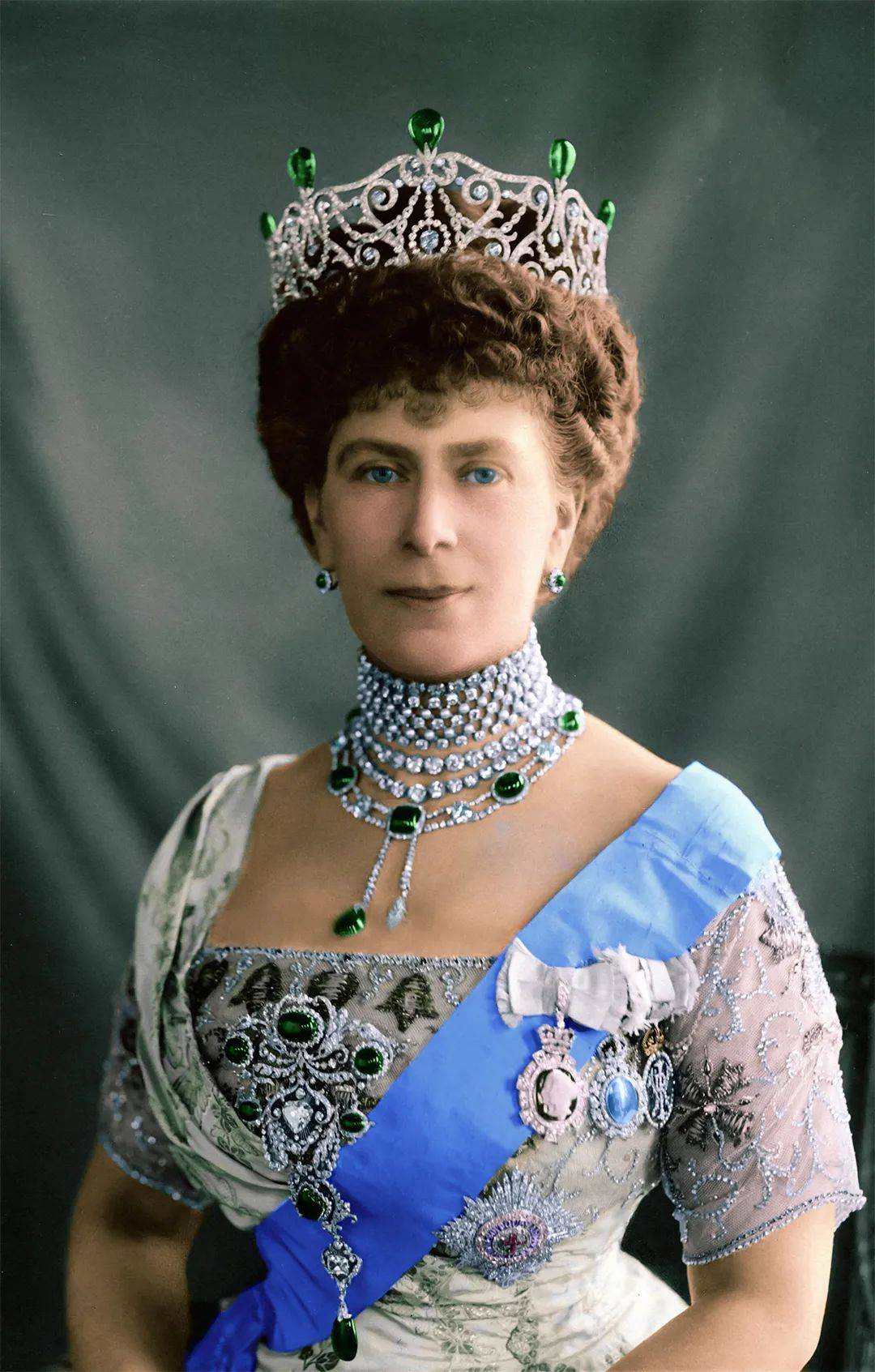 英女王奶奶玛丽王后,记恨长媳拐走儿子,结婚送了串勒脖子的项链
