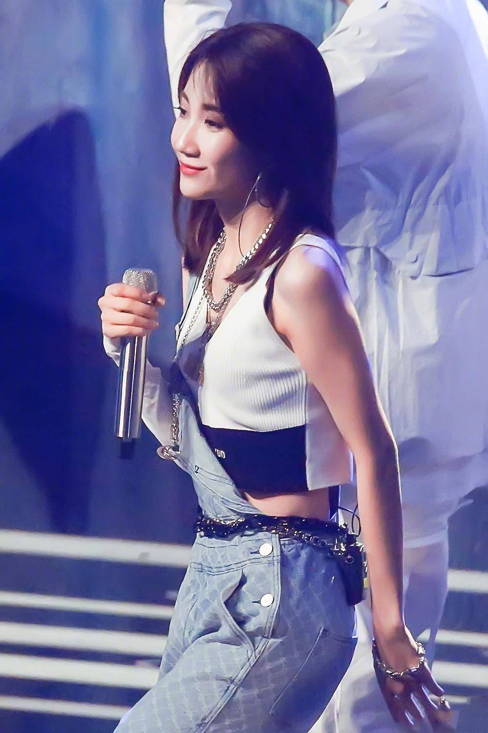 乃万rap甩话筒穿露脐装秀身材saly全场