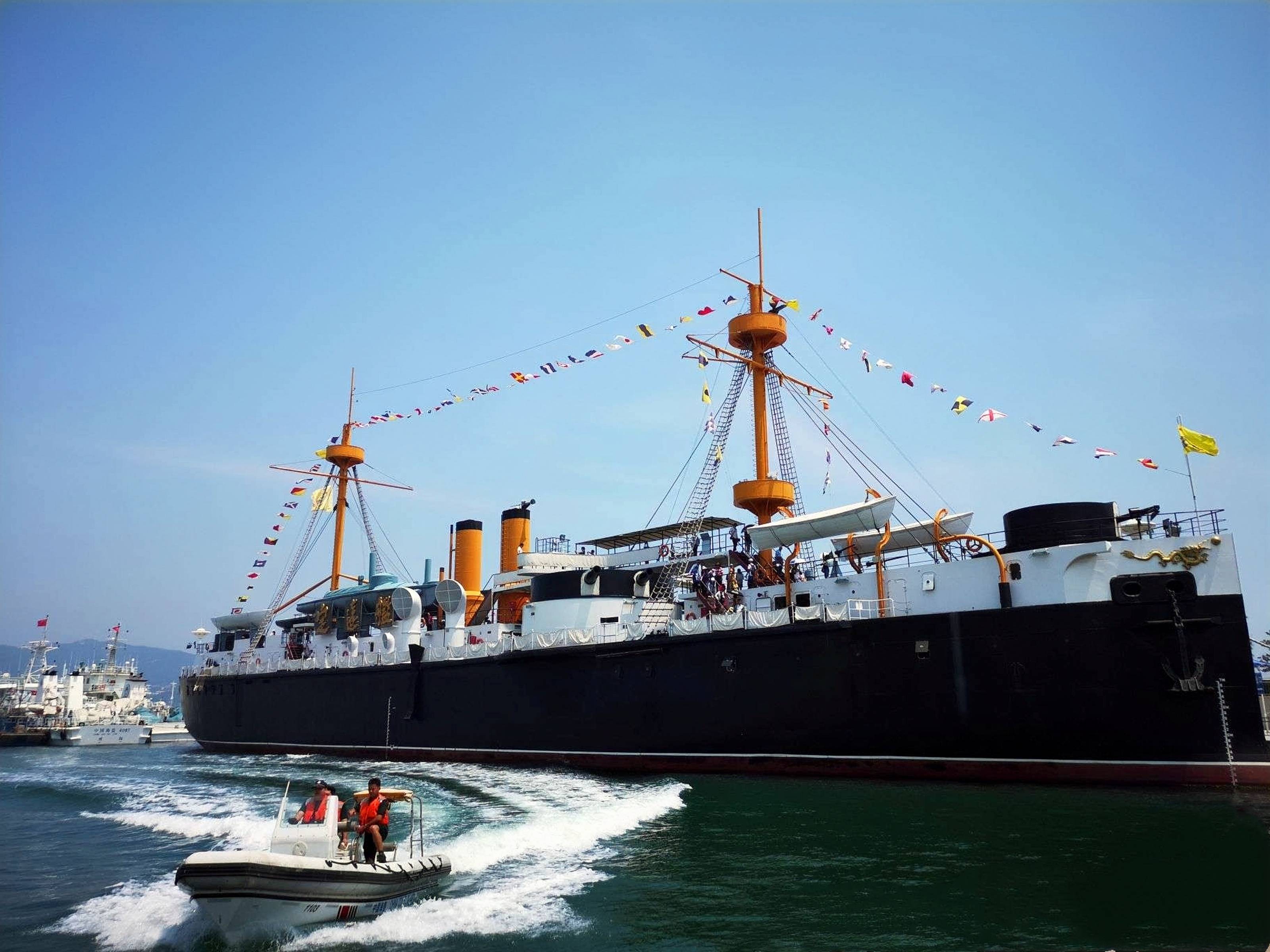 "定远号"打捞现场,船体破败不堪,部分零件被日本运走盖了别墅_北洋水