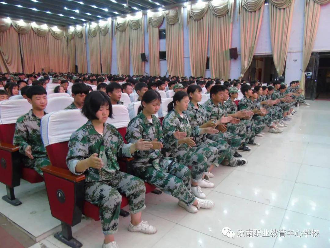 汝南县职教中心新生军训在感恩教育中走起