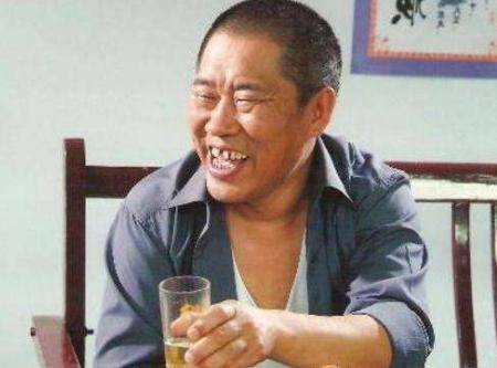 大嘴叉子杜旭东7岁摔歪嘴27岁骗婚女医生今64岁三世同堂