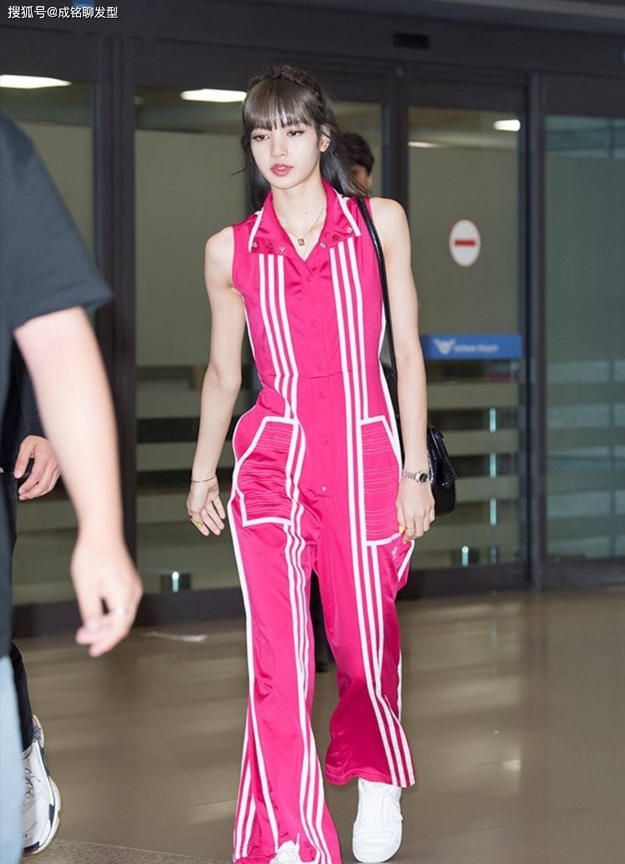 原创lisa真的太会穿金棕色发型搭配格子露脐装时尚洋气高级感满满